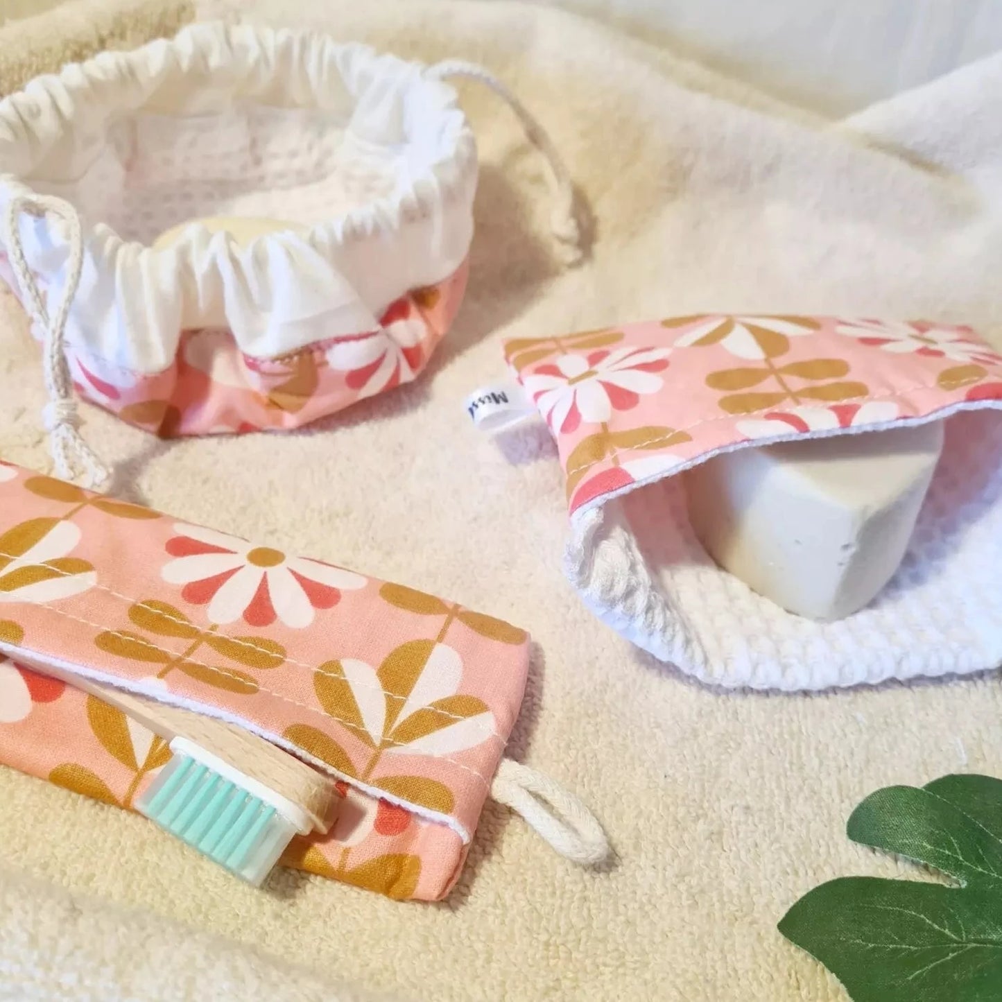 Combo Seventies rose : pochette savon, pochette brosse à dents, pochon cosmétiques