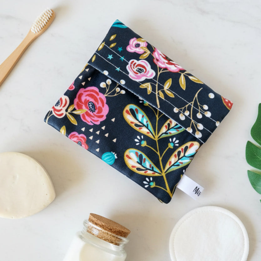 Pochette à savon ou cosmétique solide imperméable en tissu coton nid d’abeille certifié Oeko-Tex, doublure étanche, fait main MissGreen - Modèle ancolie marine