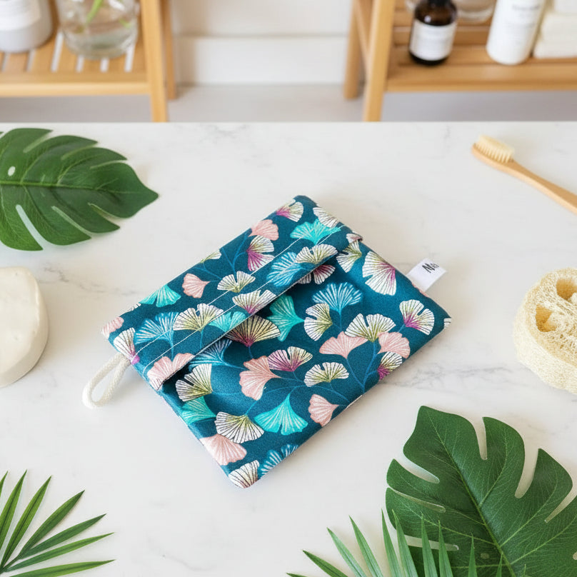 Pochette à savon ou cosmétique solide imperméable en tissu coton nid d’abeille certifié Oeko-Tex, doublure étanche, fait main MissGreen - Modèle Ginkgo