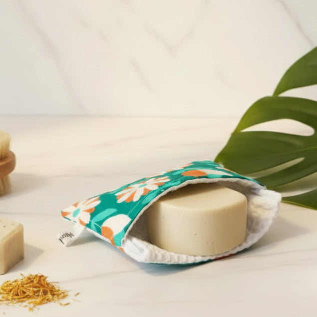 Pochette à savon ou cosmétique solide imperméable en tissu coton nid d’abeille certifié Oeko-Tex, doublure étanche, fait main MissGreen - Modèle seventies vert